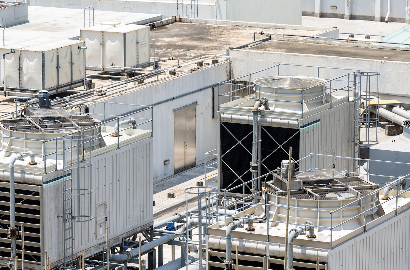 How important is ideal air humidity on hot, dry days?